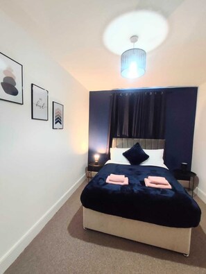 3 عدّة غرف نوم ومكواة/لوح كي وواي فاي وملاءات أسرّة