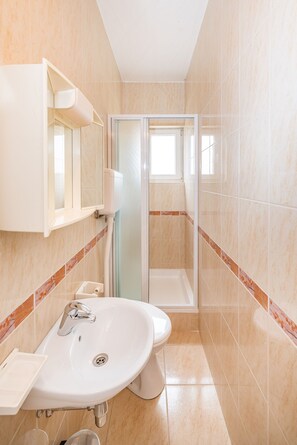 Studio, Balcony, Garden View | Bathroom