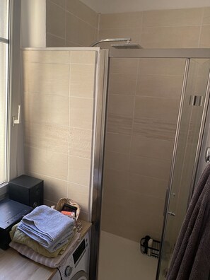 Séchoir à cheveux, serviettes fournies, papier de toilette