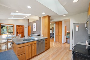 Kjøleskap, mikrobølgeovn, ovn og kokeplater