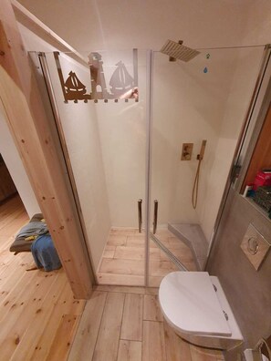 Desk, soundproofing, free WiFi, bed sheets - Hotel garni Zum Reinhartswald (Wesertal)