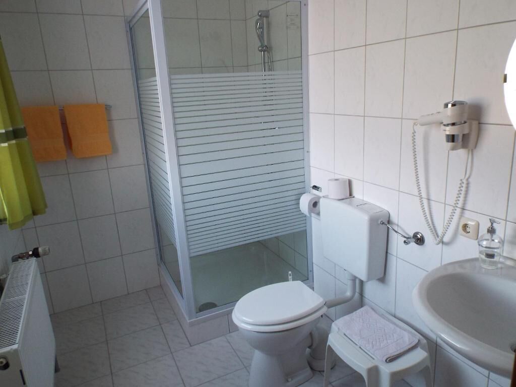 Ein Badezimmer mit Toilette, Waschbecken und Dusche.