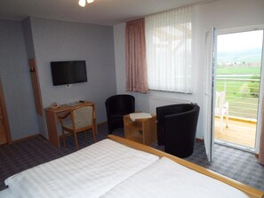 全景双人房 | 起居区 | 60-厘米纯平电视（配备卫星频道）