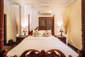 3 bedrooms, desk, WiFi, bed sheets