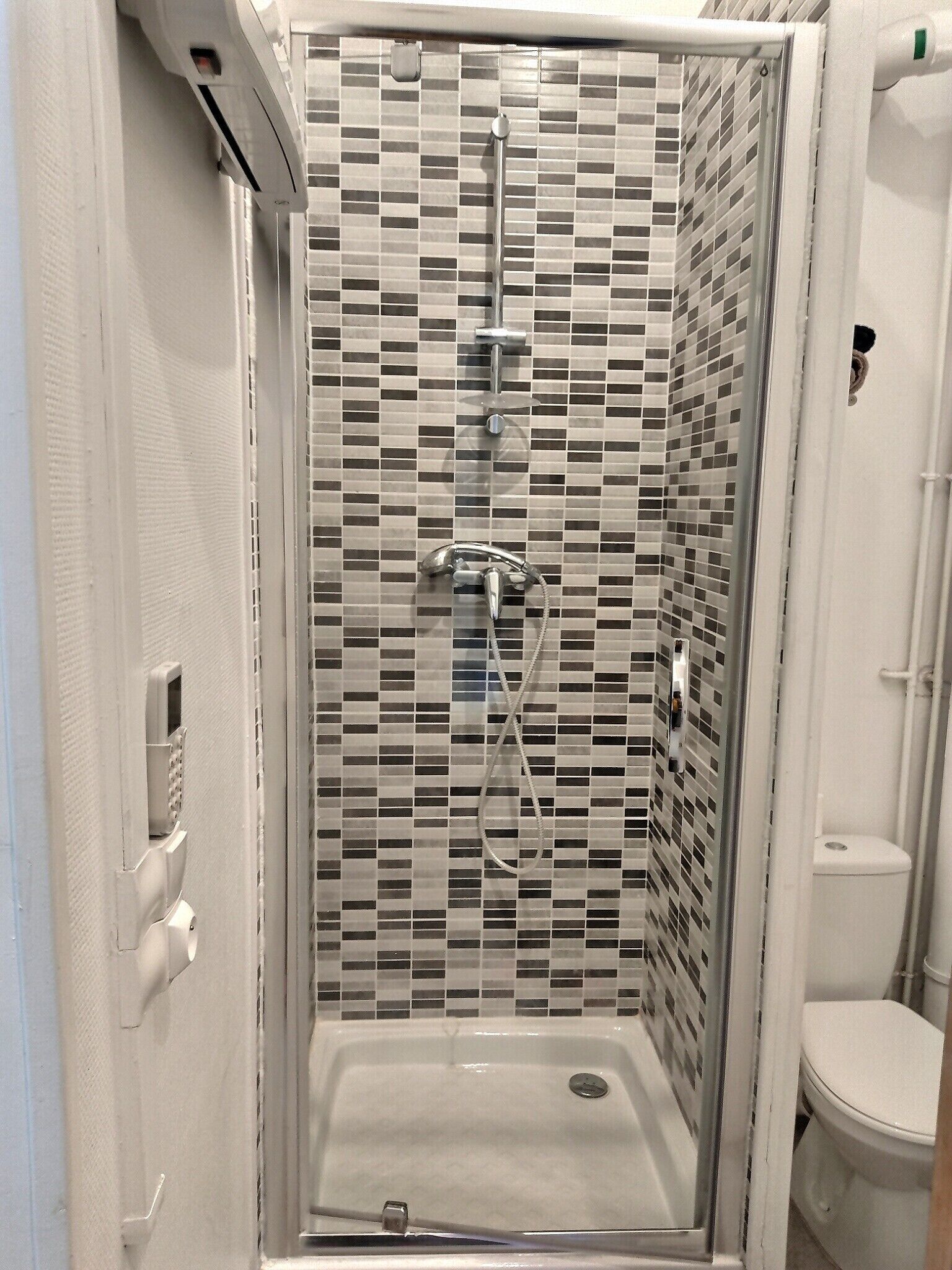 Douche, sèche-cheveux, serviettes fournies, papier toilette