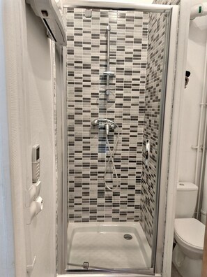 Dusj, hårføner, håndklær og toalettpapir