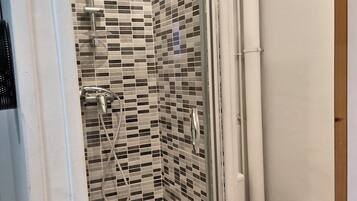 Douche, sĂšche-cheveux, serviettes fournies, papier toilette