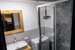Ducha, secador de pelo, bidé y toallas