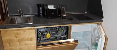 Réfrigérateur, four à micro-ondes, un four, surface de cuisson