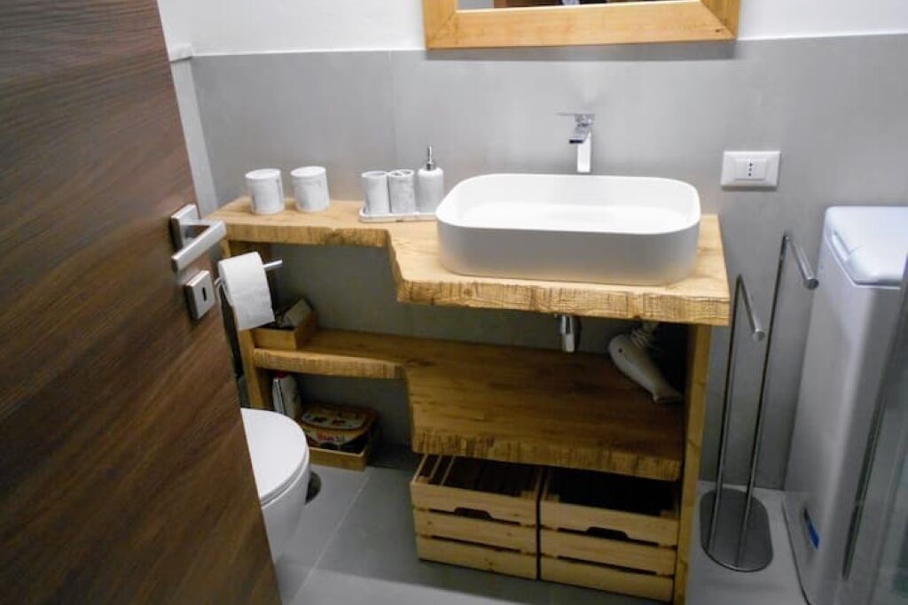 Douche, séchoir à cheveux, bidet, serviettes fournies