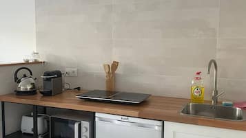 Réfrigérateur, micro-ondes, plaque de cuisson, cafetiÚre/bouilloire