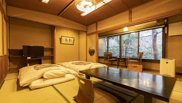 Family Quadruple Room | Desk, free WiFi