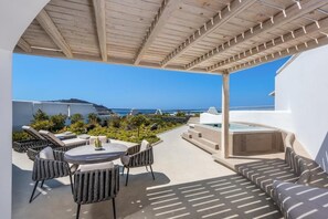 Outdoor dining - Sunset Superior Suite with outdoor Hot Tub (Akrotiri)