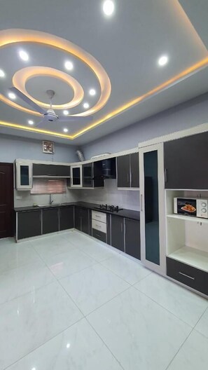 Deluxe Apartment | Shared kitchen | Microwave