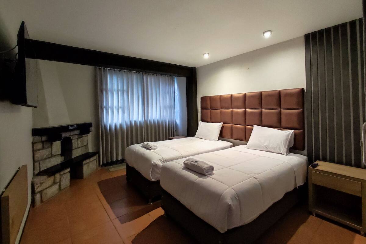 Quarto duplo luxo | Escrivaninha, Wi-Fi de cortesia, roupa de cama