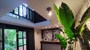 Un interior moderno con tragaluces, una recepción y una planta grande.