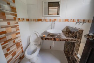 Elite Double Room | Bathroom | Towels, soap, shampoo, toilet paper