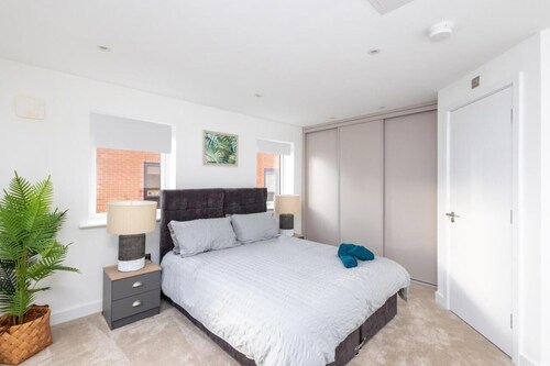 2 Bed 2 Bath | Parking | EV Plug | WiFi | En-suite's | Master King Size Bed