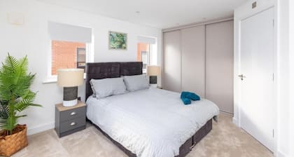 2 Bed 2 Bath | Parking | EV Plug | WiFi | En-suite's | Master King Size Bed