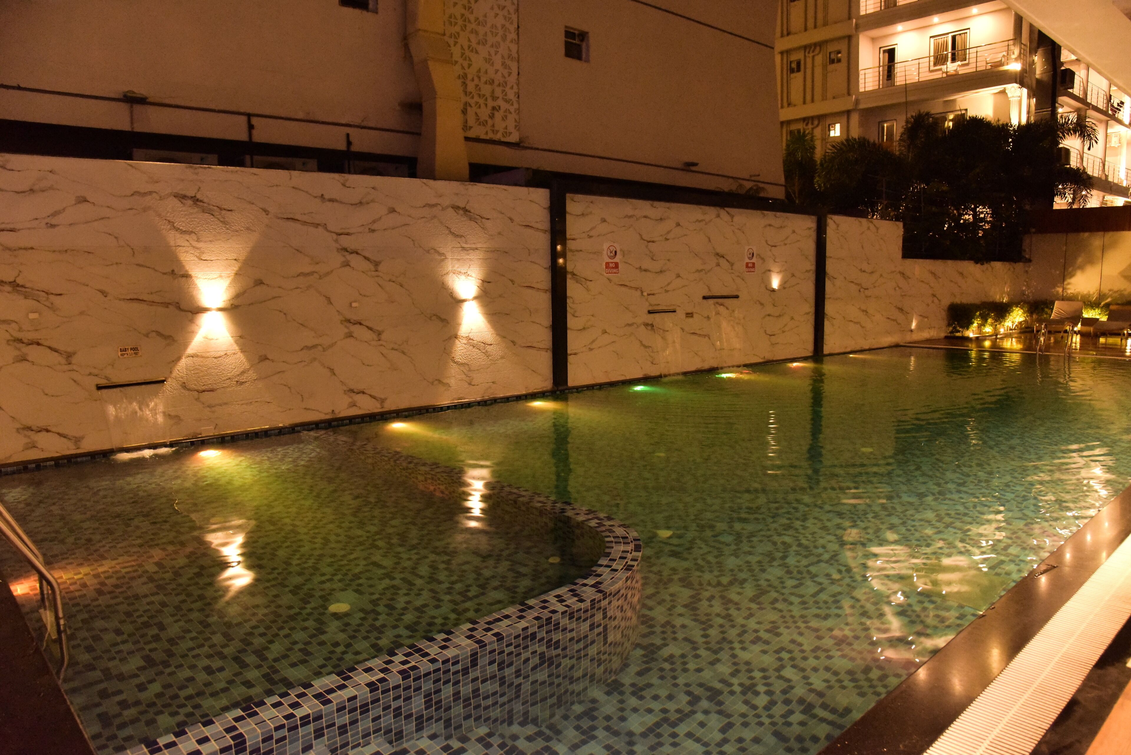 Una piscina interior con paredes de azulejos y una orilla de agua cristalina.