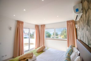 5 bedrooms, iron/ironing board, internet, bed sheets