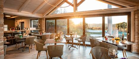 2 restaurantes, se sirven comidas, cenas y cocina italiana