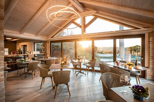 2 间餐厅，供应午餐和晚餐，意大利菜