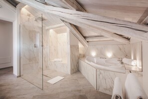 Suite Grand | Baño | Artículos de higiene personal gratuitos, secador de pelo y bidé
