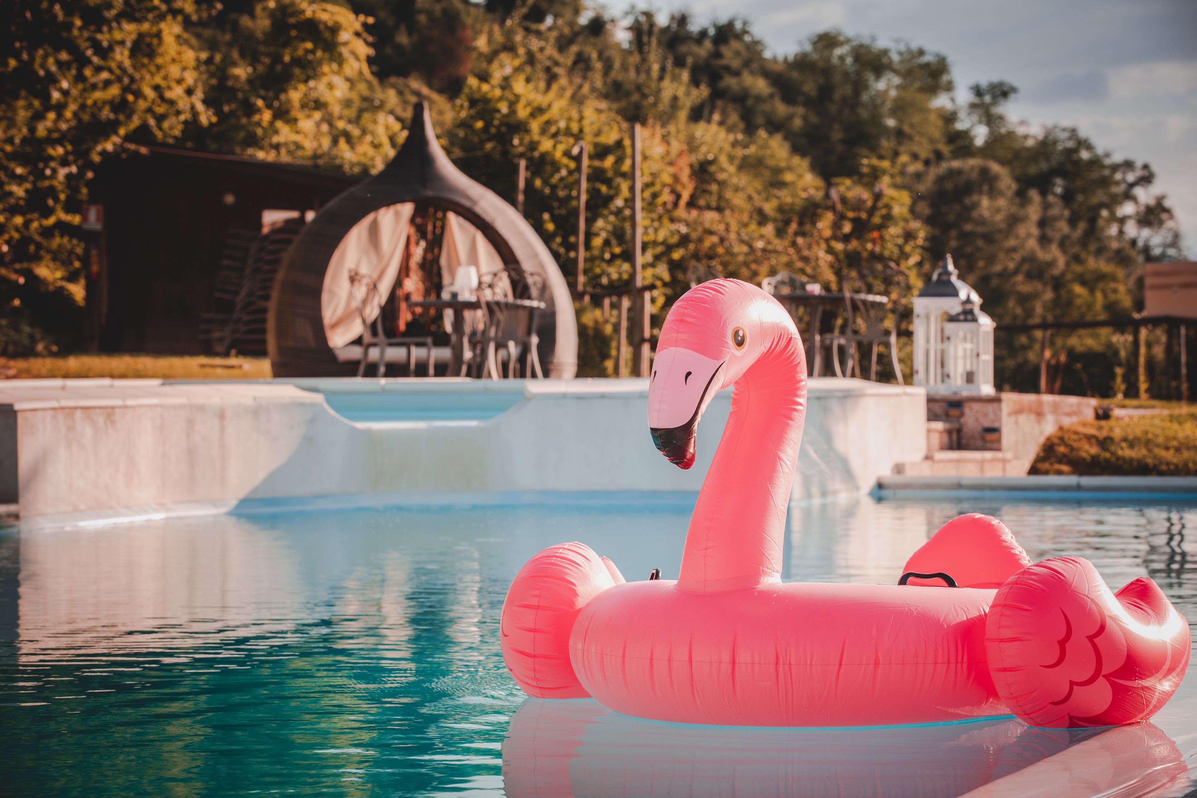 Außenpool (je nach Saison geöffnet), Sonnenschirme, Liegestühle