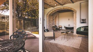 Un salon moderne avec une porte vitrée donnant sur un patio.