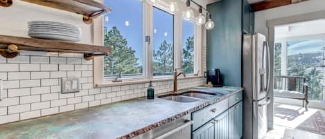 Jääkaappi, mikroaaltouuni, uuni, astianpesukone