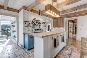 Jääkaappi, mikroaaltouuni, uuni, astianpesukone