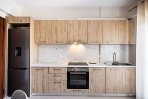 Refrigerador, horno, parrilla de estufa y utensilios de cocina