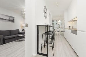 Mikrobølgeovn, oppvaskmaskin, kaffetrakter/tekoker og kjøkkenutstyr