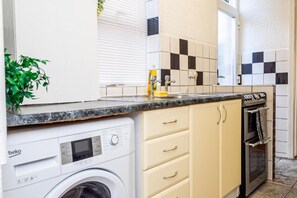 Frigorífico, microondas, horno y placa de cocina