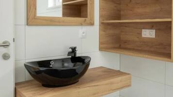 Exclusive-hytte | Badeværelse | Hårtørrer, håndklæder