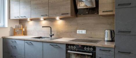 Baita Exclusive | Cucina privata | Bollitore elettrico, pentole/stoviglie/utensili