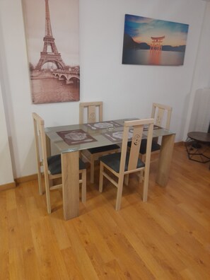 Dining - 1F Apto Moderno, 80m2, 2 Dorm, 4 Huéspedes Aire Acond, Wifi (La Línea de la Concepción)