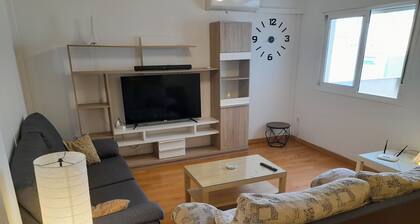 1F Apto Moderno, 80m2, 2 Dorm, 4 Huéspedes Aire Acond, Wifi