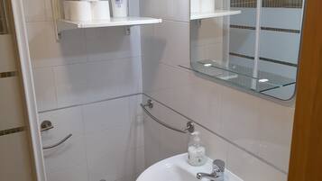 SĂšche-cheveux, bidet, serviettes fournies, savon