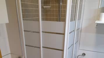 Secador de pelo, bidé, toallas y jabón