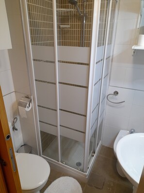 Hårføner, bidé, håndklær og såpe