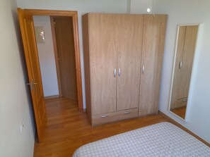 2 bedrooms, iron/ironing board, WiFi, bed sheets - 1F Apto Moderno, 80m2, 2 Dorm, 4 Huéspedes Aire Acond, Wifi (La Línea de la Concepción)