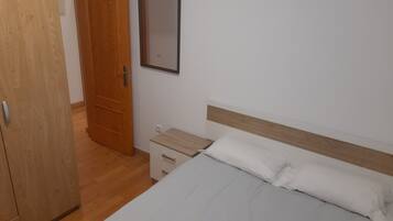 2 dormitorios, tabla de planchar con plancha, wifi y ropa de cama