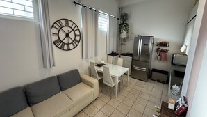A compact living space with a sofa, dining table, and kitchenette. - Refuge of Lambrate - Milano Centrale (Milano)