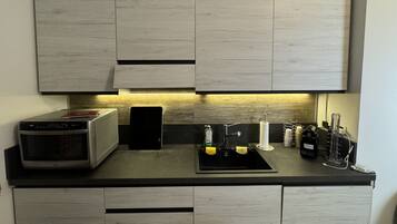 Réfrigérateur, micro-ondes, plaque de cuisson, lave-vaisselle