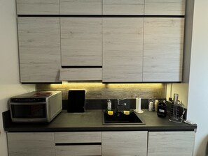 Frigorifero, microonde, piano cottura, lavastoviglie