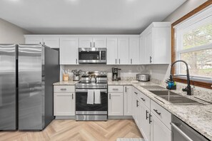 Een koelkast, een microgolfoven, een oven, een kookplaat