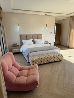5 bedrooms, iron/ironing board, WiFi, bed sheets
