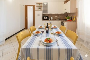 Basic Apartment | Private kitchen | Full-size fridge, microwave, oven, stovetop - Perla d'aMare (Civezza)